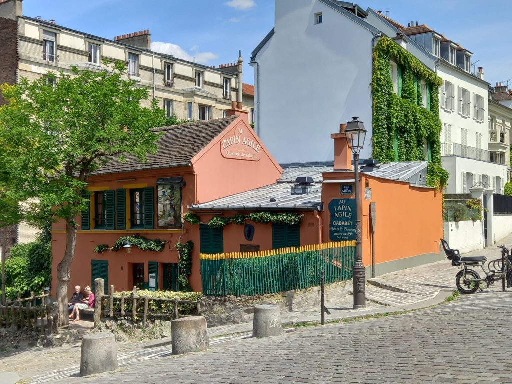 Façade du cabaret au lapin agile à Montmartre