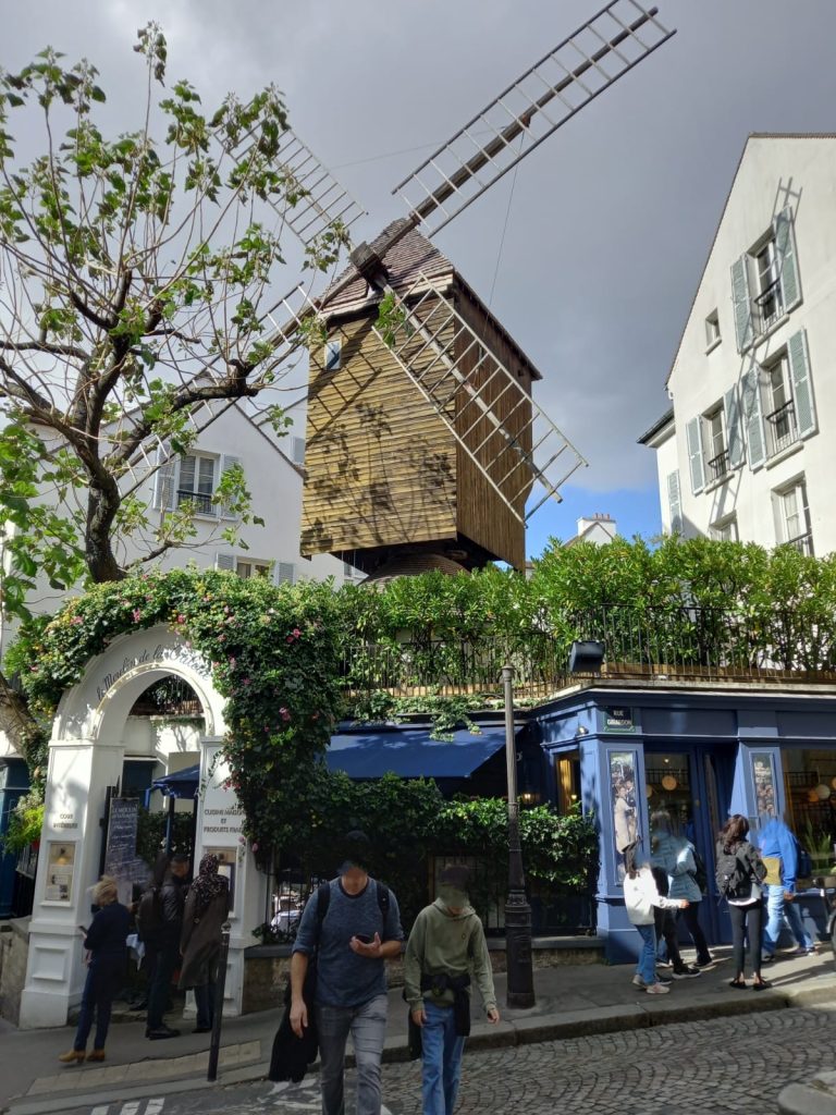 Vue de la façade du restaurant le moulin de la galette et de son entrée à Montmartre