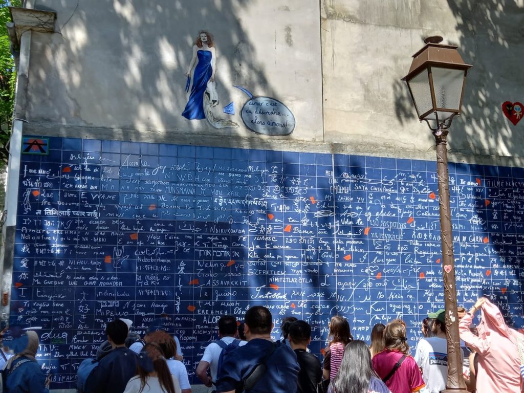 Nombreuses personnes admirant le Mur des je t'aime à Montmartre lors de notre ballade